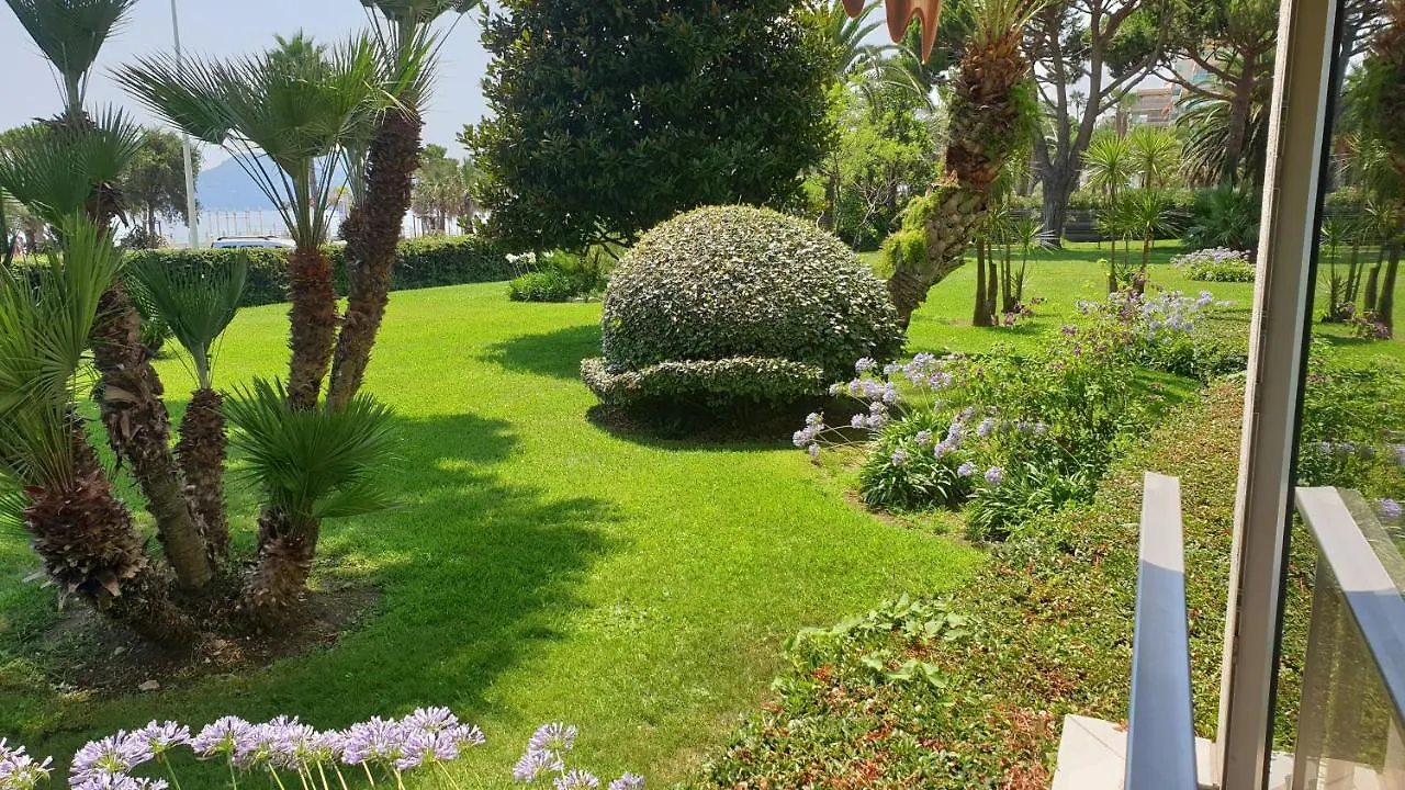 Garden And Beach Sea View Apartment Cannes
