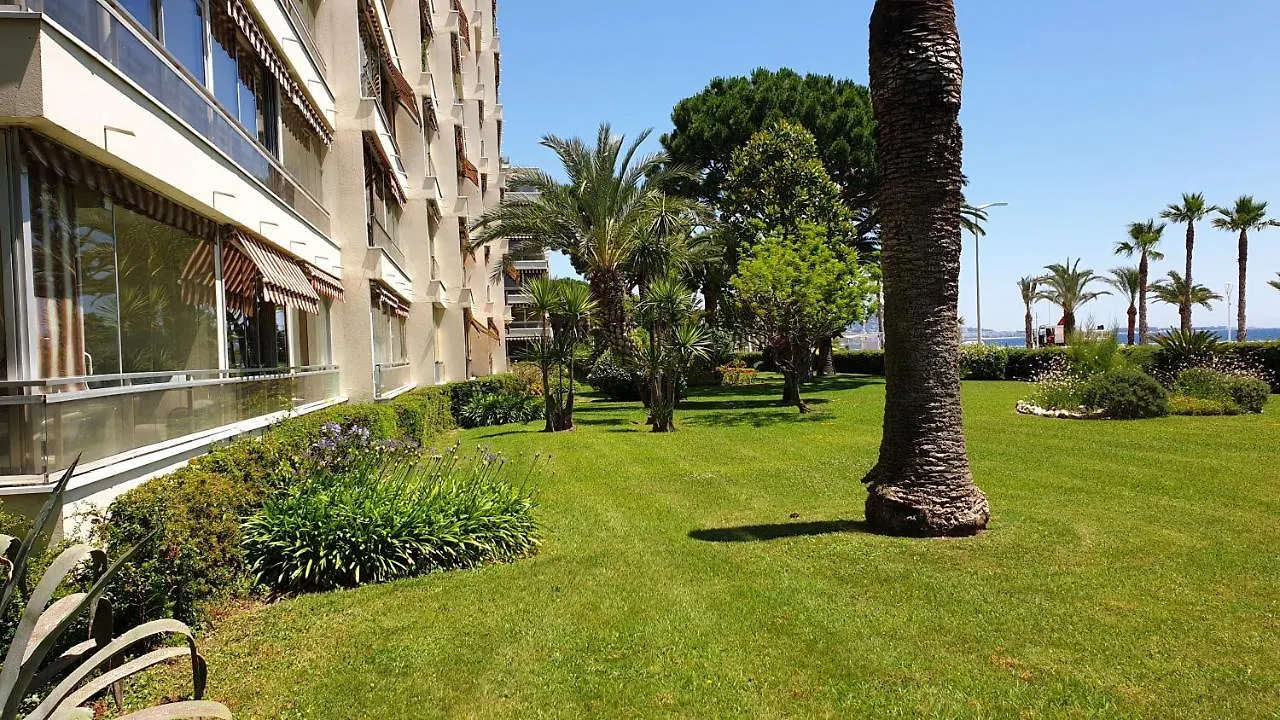 Garden&beach sea view apartment Cannes 0*,