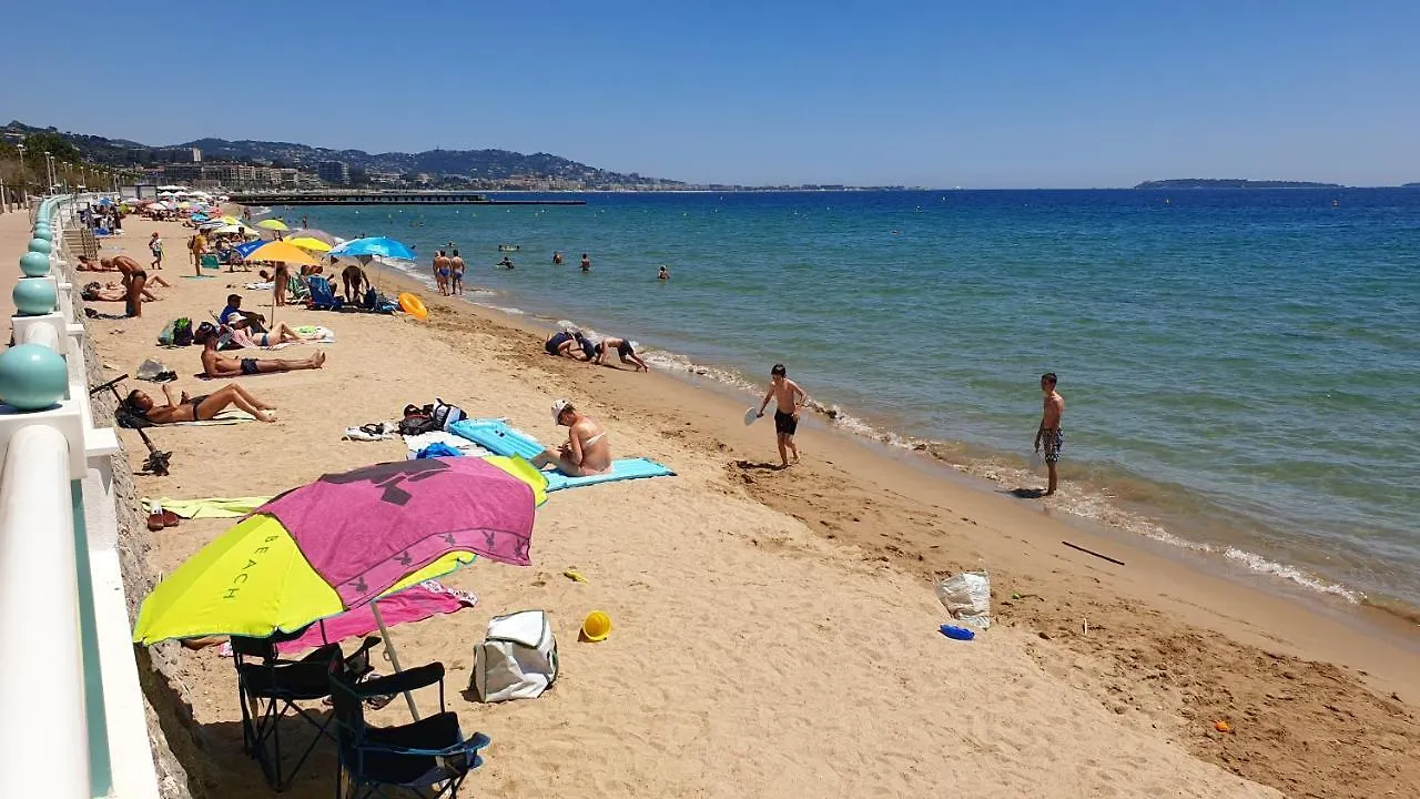 Garden&beach sea view apartment Cannes