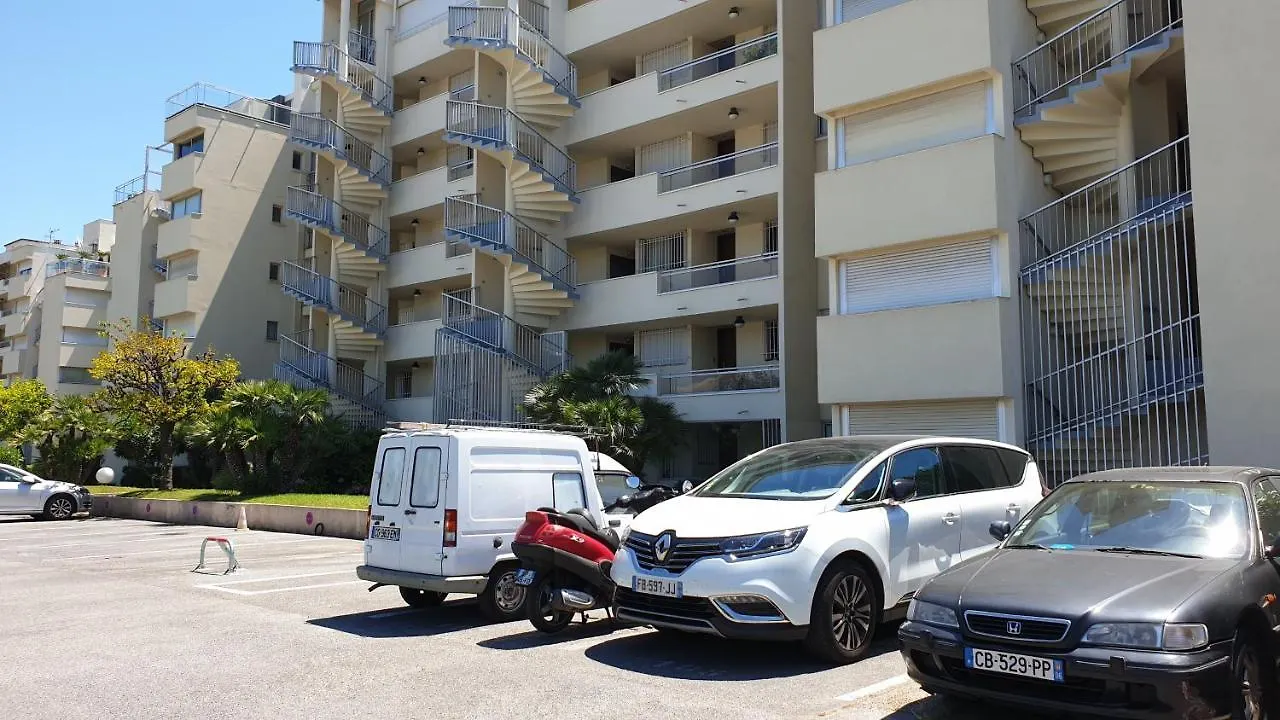Garden&beach sea view apartment Cannes