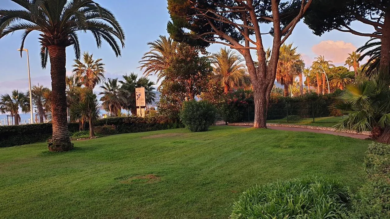 Garden And Beach Sea View Apartment Cannes